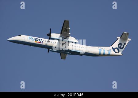 British flybe Bombardier DHC-8-400 Dash 8 mit der Registrierung G-FLBA gerade in der Luft am Flughafen Düsseldorf Stockfoto