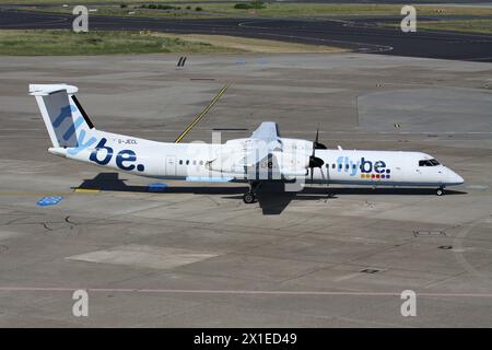 British flybe Bombardier DHC-8-400 Dash 8 mit Registrierung G-JECL am Flughafen Düsseldorf Stockfoto