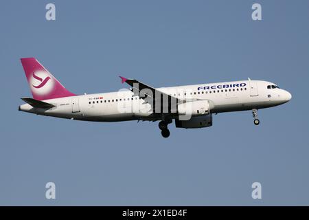Turkish Freebird Airlines Airbus A320-200 mit Registrierung TC-FBR im Finale für den Flughafen Düsseldorf Stockfoto