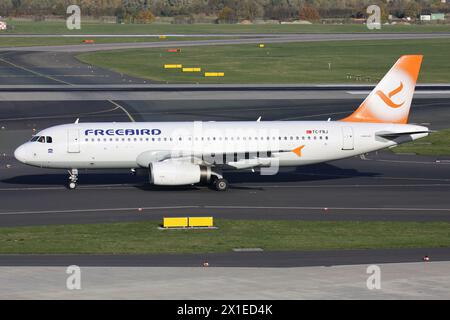 Turkish Freebird Airlines Airbus A320-200 mit Registrierung TC-FBJ auf dem Rollweg am Flughafen Düsseldorf Stockfoto