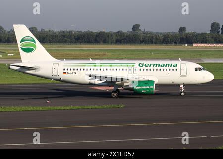 Deutsch Germania Airbus A319-100 mit Kennzeichen D-ASTA auf dem Rollweg am Flughafen Düsseldorf Stockfoto