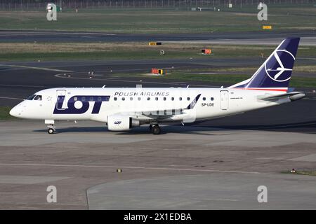 Polnisches LOS Embraer ERJ-170 mit Kennzeichen SP-LDE auf dem Rollweg am Flughafen Düsseldorf Stockfoto