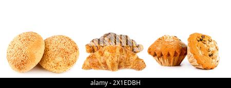 Muffins, Croissants und Brötchen auf weißem Hintergrund. Es ist freier Platz für Text vorhanden. Collage. Breites Foto. Stockfoto