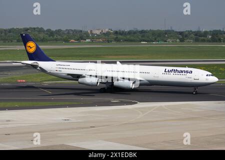 Lufthansa Airbus A340-300 mit Kennzeichen D-AIGA auf dem Rollweg am Flughafen Düsseldorf Stockfoto