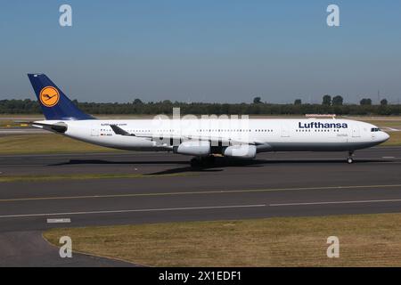 Lufthansa Airbus A340-300 mit Kennzeichen D-AIGS auf dem Rollweg am Flughafen Düsseldorf Stockfoto