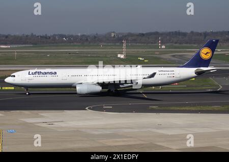 Lufthansa Airbus A330-300 mit Kennzeichen D-AIKG auf dem Rollweg am Flughafen Düsseldorf Stockfoto