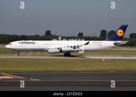 Lufthansa Airbus A340-300 mit Kennzeichen D-AIGS auf der Start- und Landebahn am Flughafen Düsseldorf Stockfoto