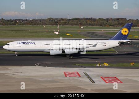 Lufthansa Airbus A340-300 mit Kennzeichen D-AIGO auf dem Rollweg am Flughafen Düsseldorf Stockfoto