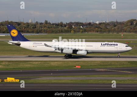 Lufthansa Airbus A340-300 mit Kennzeichen D-AIGV auf der Start- und Landebahn am Flughafen Düsseldorf Stockfoto