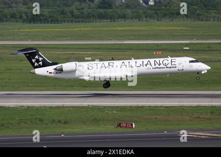 Deutscher Lufthansa Regional Bombardier CRJ700 mit Registrierung D-ACPS im kurzen Finale für den Flughafen Düsseldorf Stockfoto