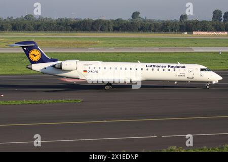 Lufthansa Regional Bombardier CRJ700 mit Kennzeichen D-ACPE auf dem Rollweg am Flughafen Düsseldorf Stockfoto