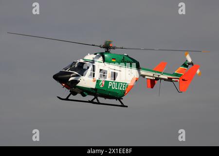 MBB BK 117 Hubschrauber der Deutschen Nordrhein-Westfalen Polizei mit Kennzeichen D-HNWL auf Patrouille Stockfoto