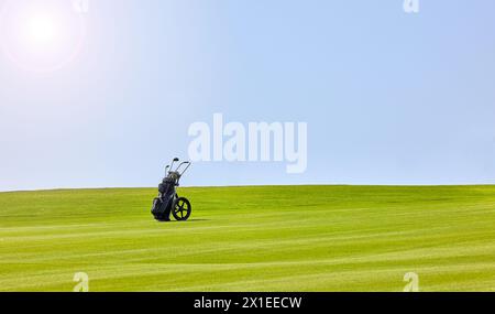 Golftasche und Golfschläger mitten auf dem Fairway eines Golfplatzes. Stockfoto