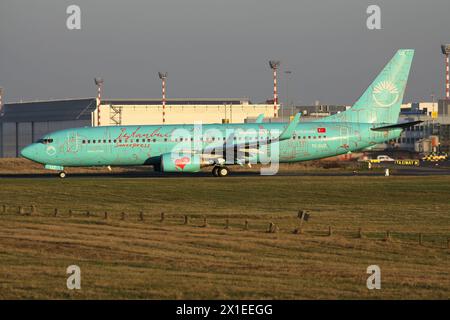 Türkische SunExpress Boeing 737-800 mit Registrierung TC-SUZ in Sondereindrücken der Istanbul-Lackierung auf dem Rollweg am Flughafen Düsseldorf Stockfoto