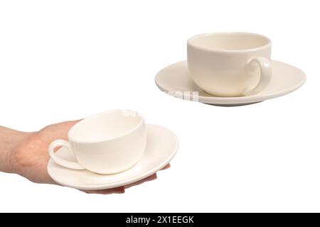 Weibliche Hand, die Kaffeetasse und Untertasse isoliert auf weißem Hintergrund hält. Stockfoto