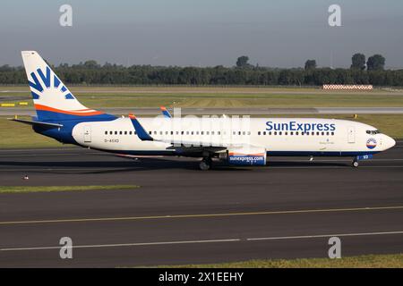 SunExpress Deutschland Boeing 737-800 mit Kennzeichen D-ASXD auf dem Rollweg am Flughafen Düsseldorf Stockfoto