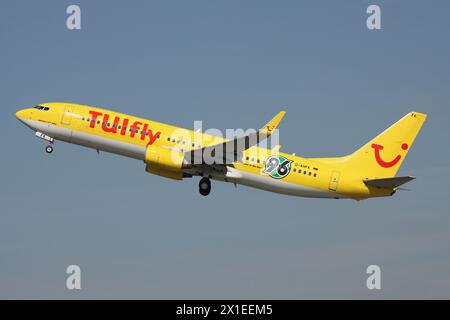 Deutsche TUIfly Boeing 737-800 mit Kennzeichen D-AHFK mit Aufkleber Hannover 96 gerade in der Luft am Flughafen Düsseldorf Stockfoto