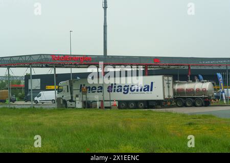 Waregem, Belgien - 22. Mai 2023: Ein Nutzfahrzeug parkt vor einer Tankstelle, in der Nähe befindet sich eine Kraftstoffpumpe und ein Schild für Dienstleistungen. Stockfoto