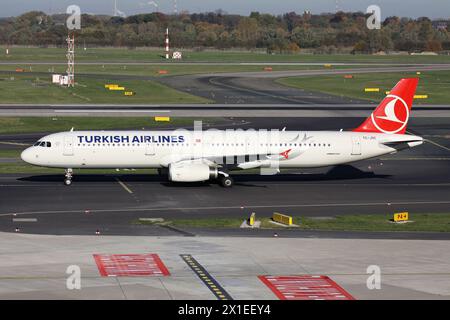 Turkish Airlines Airbus A321-200 mit Registrierung TC-JSC auf dem Rollweg am Flughafen Düsseldorf Stockfoto