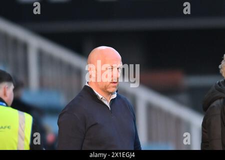 Manager Charlie Adam ( Manager Fleetwood) sieht beim Spiel der Sky Bet League 1 zwischen Peterborough und Fleetwood Town in der London Road, Peterborough, am Dienstag, den 16. April 2024 an. (Foto: Kevin Hodgson | MI News) Credit: MI News & Sport /Alamy Live News Stockfoto