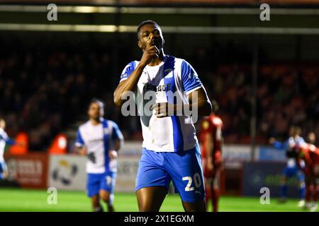 Emile Acquah von Barrow AFC feiert sein Tor während des Spiels der Sky Bet League 2 zwischen Crawley Town und Barrow im Broadfield Stadium, Crawley, am Dienstag, den 16. April 2024. (Foto: Tom West | MI News) Credit: MI News & Sport /Alamy Live News Stockfoto