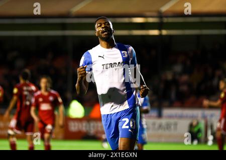 Emile Acquah von Barrow AFC feiert sein Tor während des Spiels der Sky Bet League 2 zwischen Crawley Town und Barrow im Broadfield Stadium, Crawley, am Dienstag, den 16. April 2024. (Foto: Tom West | MI News) Credit: MI News & Sport /Alamy Live News Stockfoto