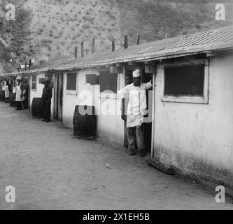 Afroamerikanische Köche stehen vor Camp Cooking Shacks in Frankreich ca. 1918-1919 Stockfoto