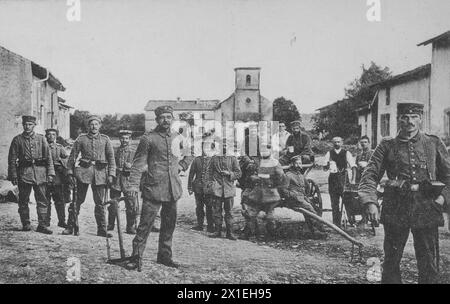 Deutsche Soldaten auf den Straßen von Gondrexon, Frankreich CA. 1915-1918 Stockfoto