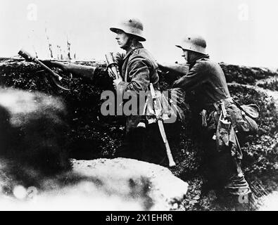 Fotos des Ersten Weltkriegs: Schlacht an der Aisne. Deutsche Wachen im neu gefangenen Graben, die nach britischen und französischen Gegenangriffen Ausschau halten. April 1918 Stockfoto