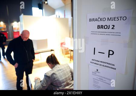 Bürger von Bosnien und Herzegowina, die das Wahlrecht für die Parlamentswahlen in Kroatien haben, begannen am 16. April 2024 in Sarajewo, Bosnien und Herzegowina, bei 42 Sitzen zu wählen. Für die Parlamentswahlen in Kroatien sind 100 000 Bürger registriert. Foto: Armin Durgut/PIXSELL Credit: Pixsell/Alamy Live News Stockfoto