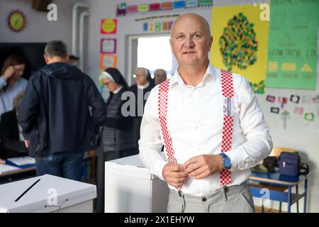 Bürger von Bosnien und Herzegowina, die das Wahlrecht für die Parlamentswahlen in Kroatien haben, begannen am 16. April 2024 in Sarajewo, Bosnien und Herzegowina, bei 42 Sitzen zu wählen. Für die Parlamentswahlen in Kroatien sind 100 000 Bürger registriert. Foto: Armin Durgut/PIXSELL Credit: Pixsell/Alamy Live News Stockfoto