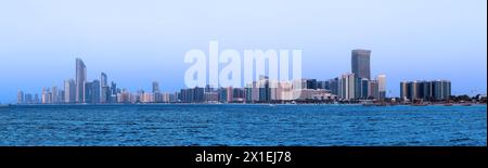 Skyline von Abu Dhabi in der Innenstadt, Vereinigte Arabische Emirate Stockfoto