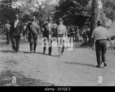 Originalunterschrift: Mississippi River Flood, 1927. Sek. Von war Dwight Davis und SEC. Von Commerce Herbert Hoover und Party in Natchez, Miss. CA. 1927 Stockfoto