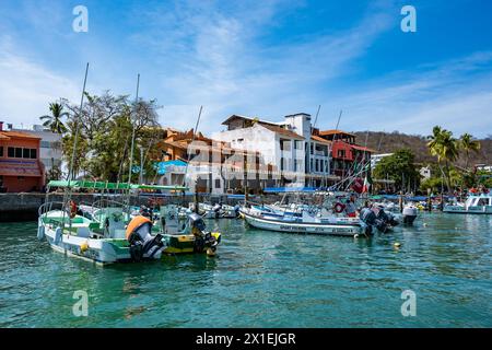 Boote am Hafen von Huatulco, locken Touristen in die Stadt an der Pazifikküste. Oaxaca, Mexiko. Stockfoto