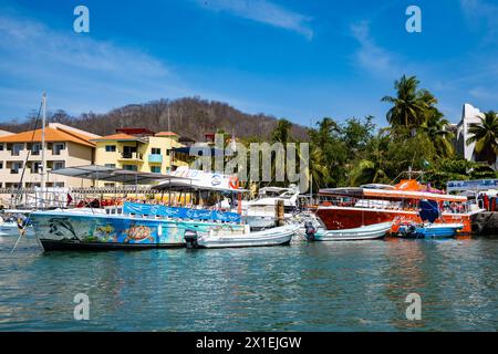 Boote am Hafen von Huatulco, locken Touristen in die Stadt an der Pazifikküste. Oaxaca, Mexiko. Stockfoto