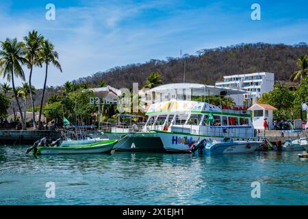 Boote am Hafen von Huatulco, locken Touristen in die Stadt an der Pazifikküste. Oaxaca, Mexiko. Stockfoto