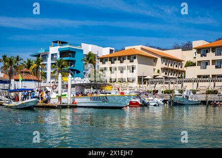 Boote am Hafen von Huatulco, locken Touristen in die Stadt an der Pazifikküste. Oaxaca, Mexiko. Stockfoto