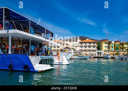 Boote am Hafen von Huatulco, locken Touristen in die Stadt an der Pazifikküste. Oaxaca, Mexiko. Stockfoto