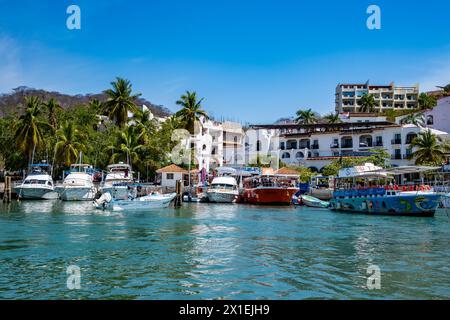 Boote am Hafen von Huatulco, locken Touristen in die Stadt an der Pazifikküste. Oaxaca, Mexiko. Stockfoto