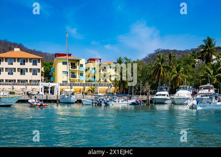 Boote am Hafen von Huatulco, locken Touristen in die Stadt an der Pazifikküste. Oaxaca, Mexiko. Stockfoto