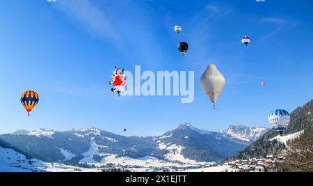 Chateau d'oex, Schweiz - 29. Januar. 2023: Bunte Heißluftballons fliegen und schweben über das Schweizer Alpendorf Schloss d'oex am 43. Int Stockfoto