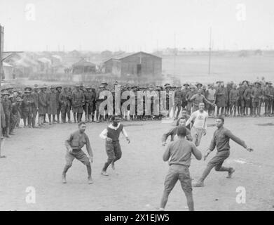 Originalunterschrift: St. Nazaire, Frankreich, 15. New York Infanterie, jetzt 369. Infanterie, ein farbiges Regiment beteiligt sich an einem Basketballspiel ca. 1918 Stockfoto