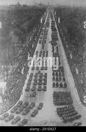 Deutsche Militärparade zu Ehren von Adolf Hitlers Geburtstag. Die Parade Forming. Berlin, Deutschland ca. Juni 1939 Stockfoto