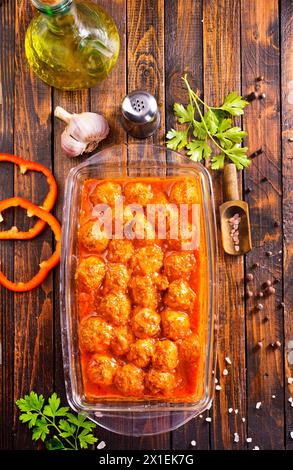 Fleischbällchen in süß-saurer Tomatensauce. Ansicht von oben Stockfoto