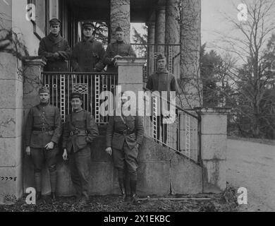 Brigadegeneral Douglas MacArthur; Major Walter B. Wolf, Stabschef; Leutnant W.H. Wright; Captain W. Hill; untere Reihe, Leutnant R. H. Weller: Leutnant Louis Bonn, französischer Armeeattaché; Captain P. W. Bayard, Aide von General MacArthur, 42. Rainbow-Division. Sinzig, Rheinpreußen, Deutschland ca. 1919 Stockfoto