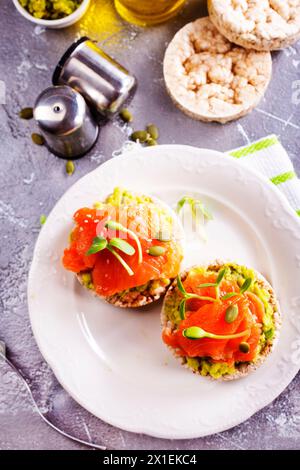 Sandwiches mit Lachs und Avocado auf weißem Teller Stockfoto