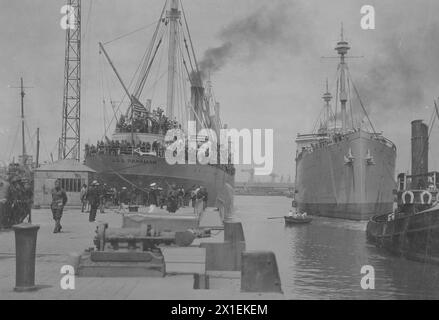 (Originalunterschrift) USS Matsonia (rechts) zog in Schleusen, bevor sie mit Truppen der 81. Division in Richtung USA abreiste. St. Nazaire, Frankreich, USS Panaman (links) ca. Juni 1919 Stockfoto