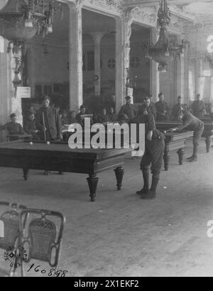 Billard SPIELEN im Casino, einst ein großer Spielplatz vor dem Krieg, heute von der YM.C.A. genutzt, um Soldaten zu unterhalten. Bereich Verlassen. Nizza, Alpes Maritimes, Frankreich CA. 1919 Stockfoto