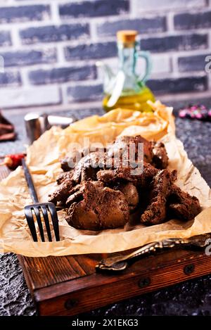 Gebratene Leber mit Gewürz auf Holzbrett Stockfoto