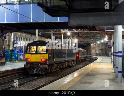 Die GB-Eisenbahnlokomotive der Baureihe 92 in Edinburgh Waverley hatte gerade den Tageswagen und den Loungewagen auf den ft William Caledonian Sleeper gebracht Stockfoto